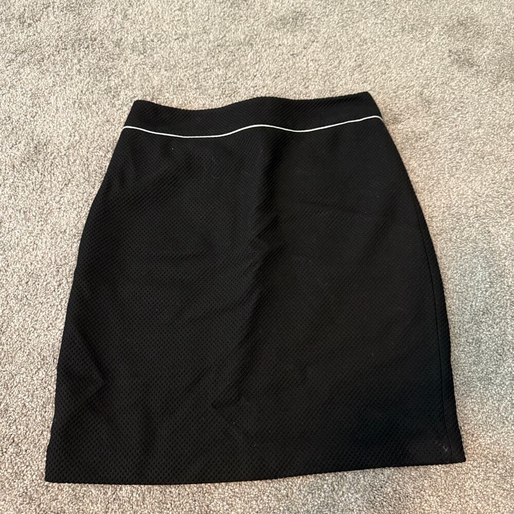 NEW White House Black Market Black Contrast Boot Skirt, Size 4